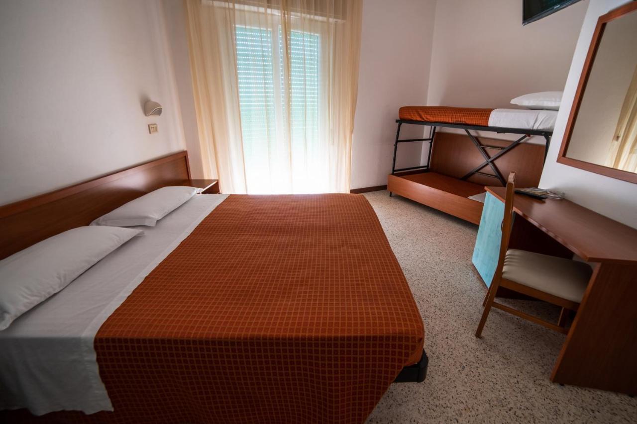 Hotel Sayonara Milano Marittima Exterior photo